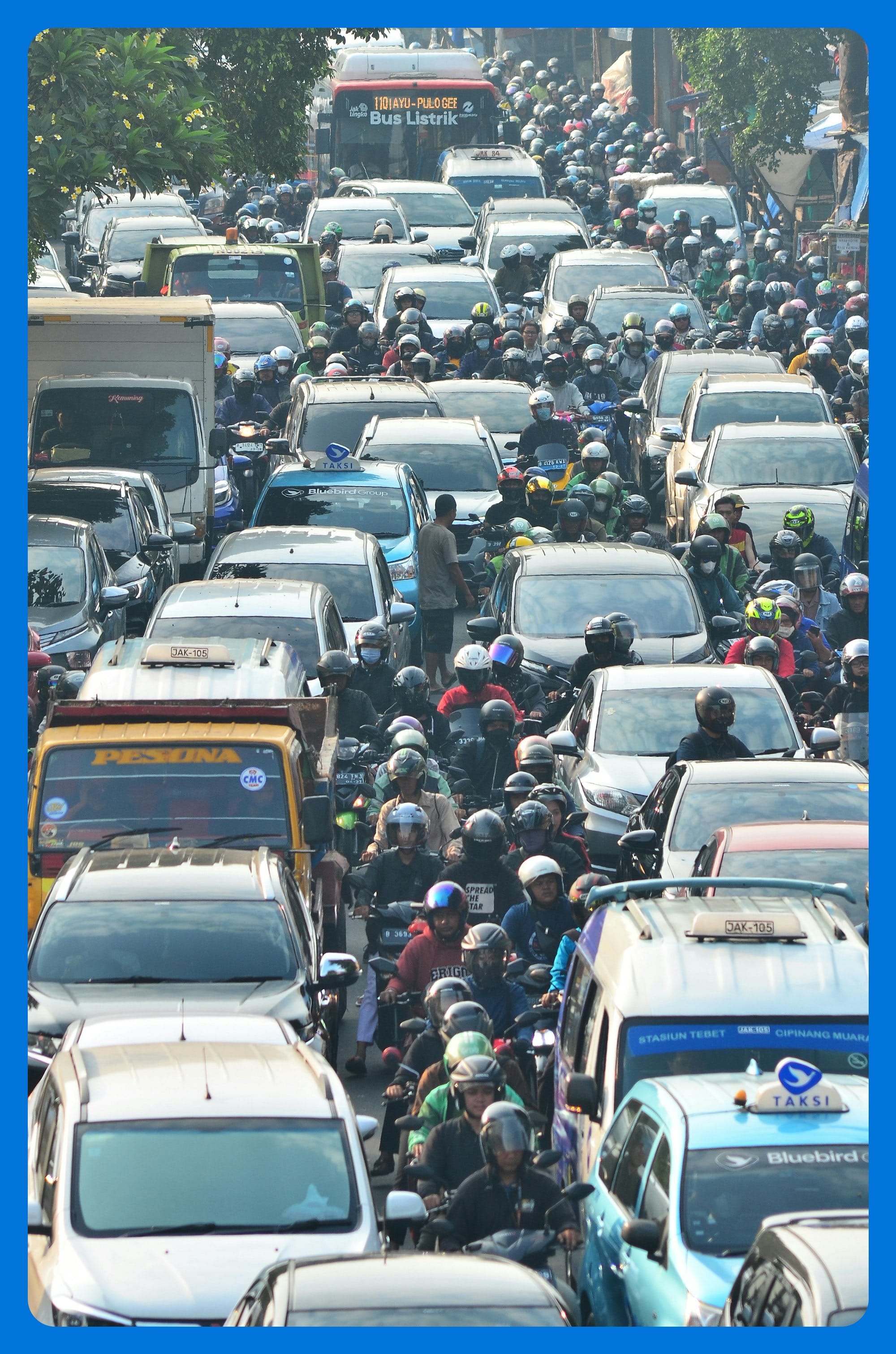 a crowded street filled with lots of traffic